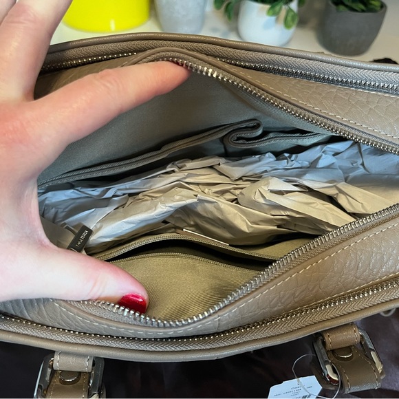 New with tags Danier leather purse with crossbody strap Taupe colour - Picture 7 of 11